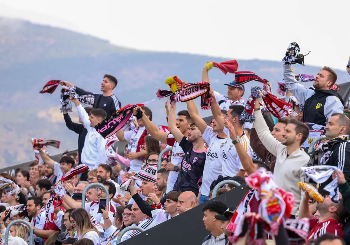 Seguidores del Albacete en el campo del Eldense este sábado