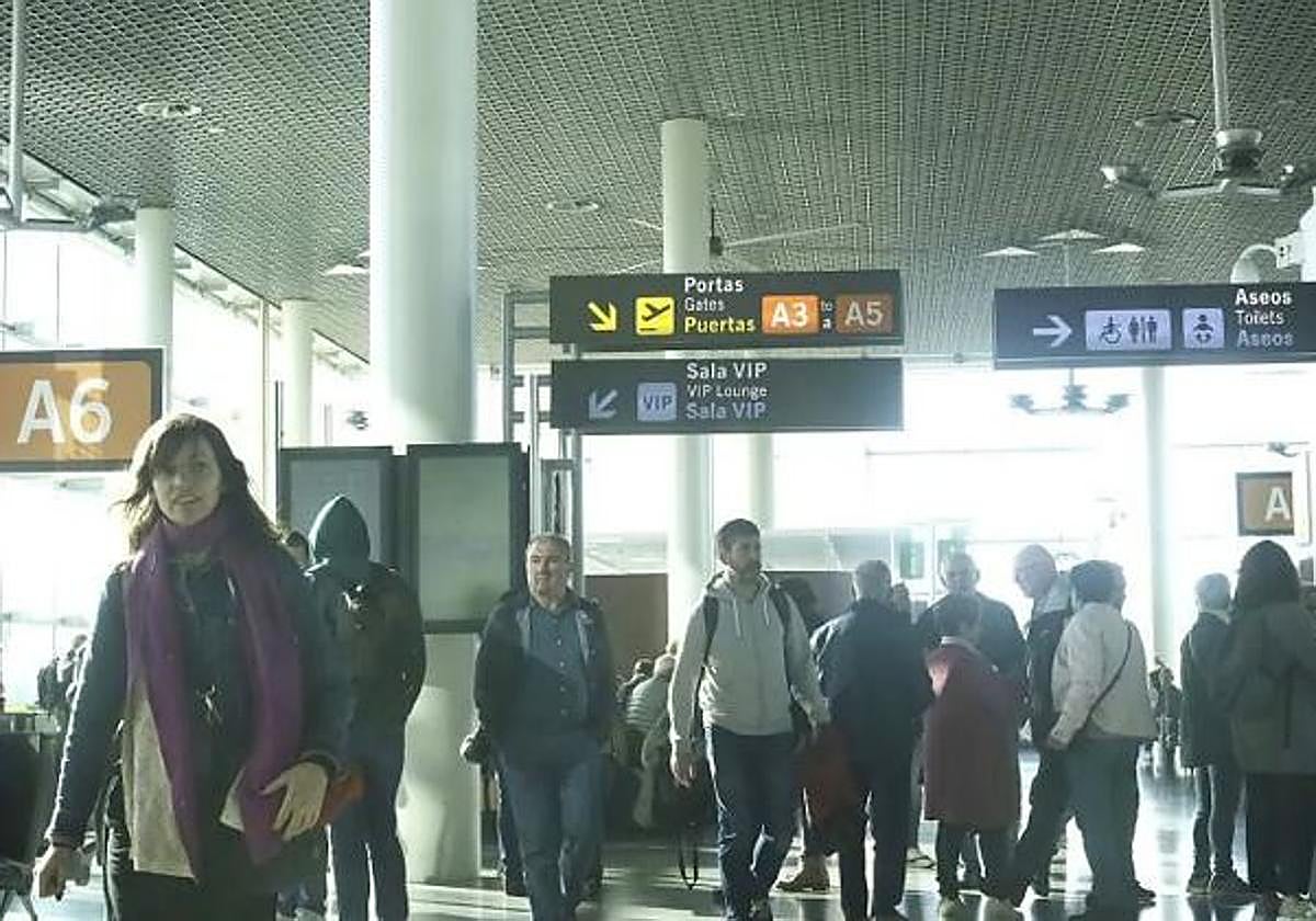Viajeros caminando en el aeropuerto de Rosalía de Castro, en Santiago, en abril