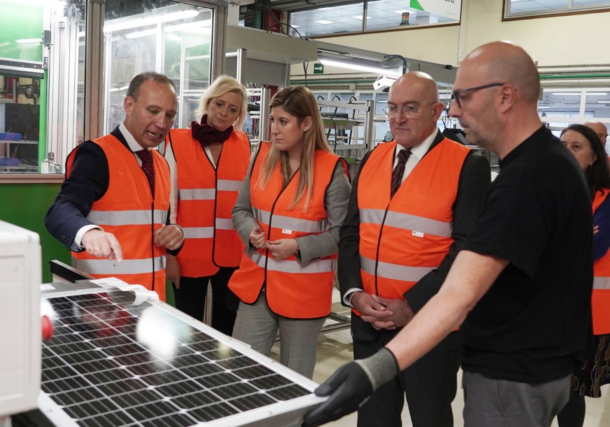 El alcalde de Valladolid, Jesús Julio Carnero, participa en la inauguración de la línea de producción solar de la fábrica que la empresa Signify tiene en Valladolid