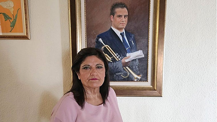 Mari Ángeles Villafranca. Detrás, un retrato de su hijo Miguel Ángel