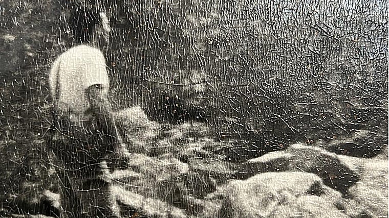 José Carlos Santos mirando hacia el monte en la Sierra de Cádiz