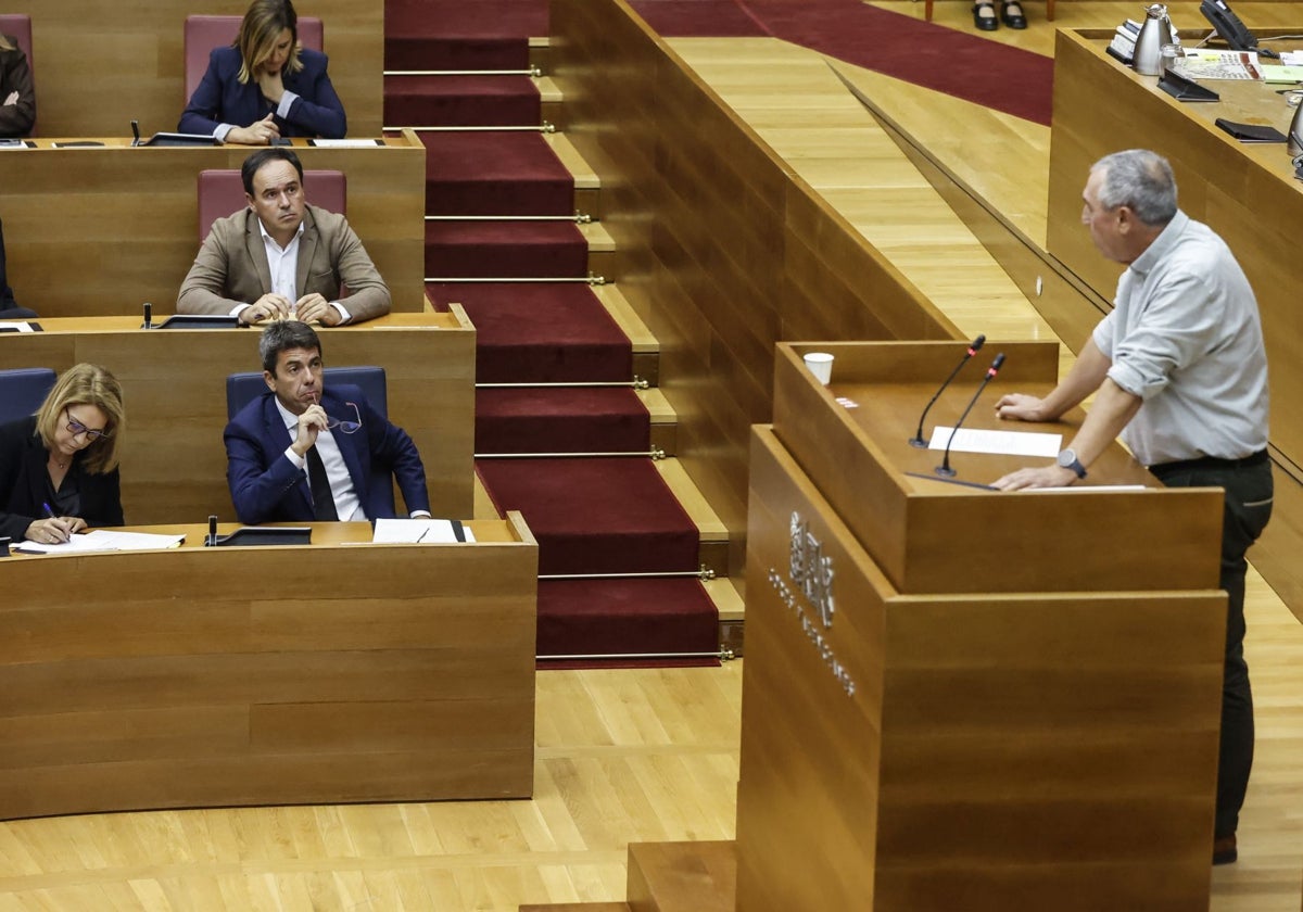 Imagen del presidente de la Generalitat, Carlos Mazón, y el portavoz de Compromís, Joan Baldoví, el pasado viernes en las Cortes Valencianas