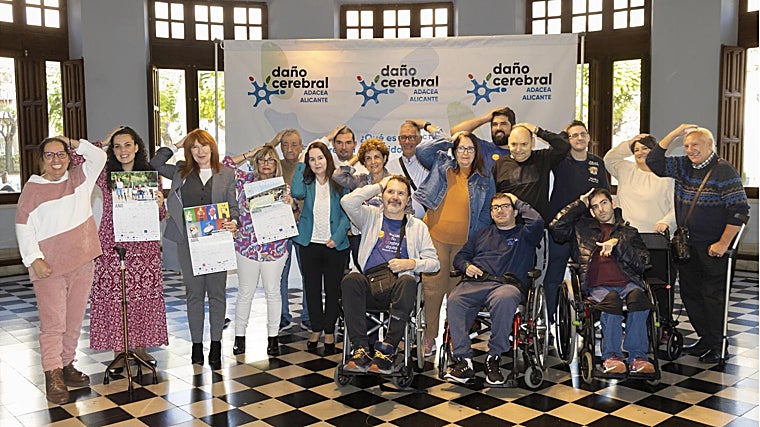 Socios de ADACEA, en la Diputación de Alicante este lunes