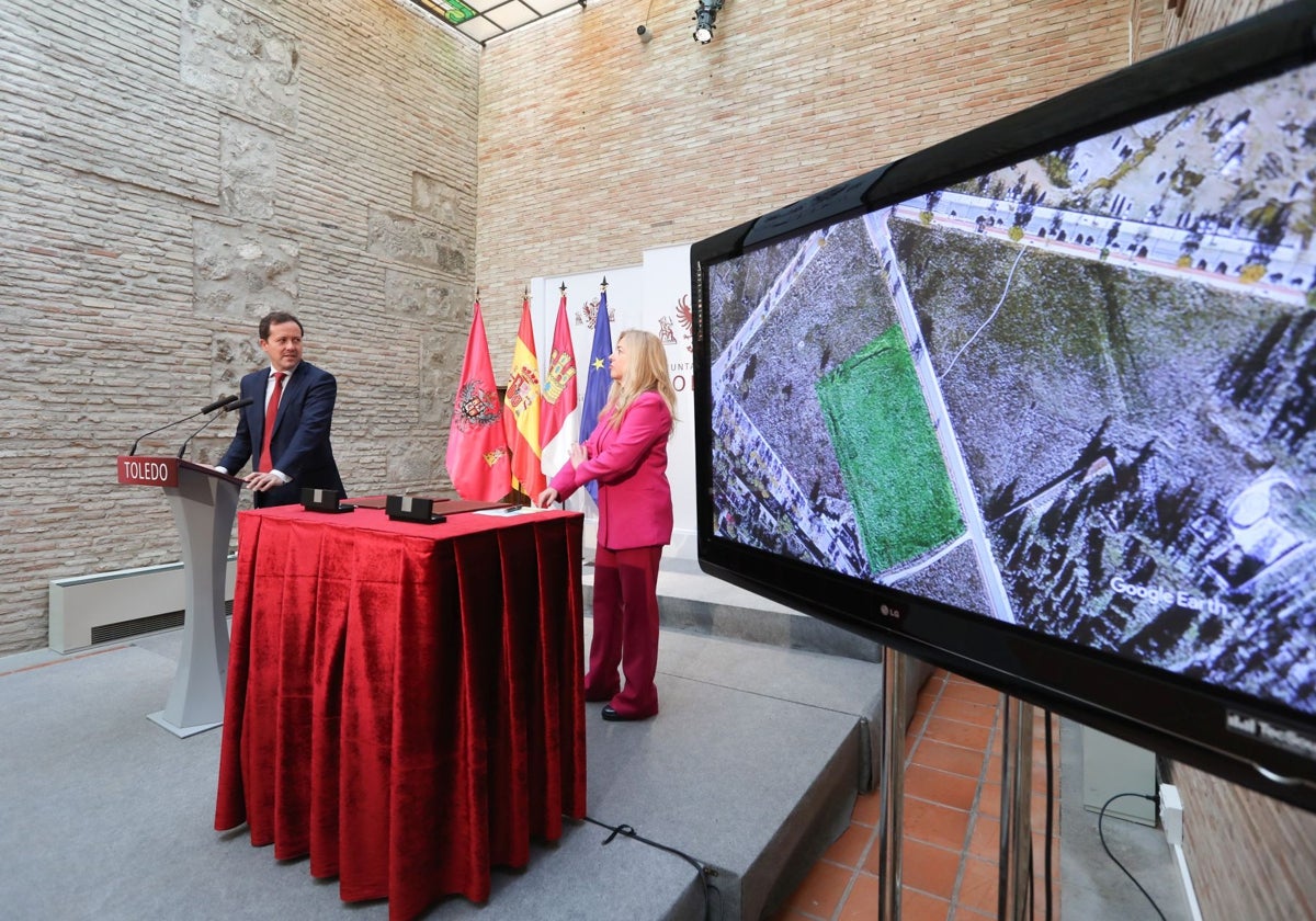 Carlos Velázquez y Leonor Gallardo en la firma del acuerdo