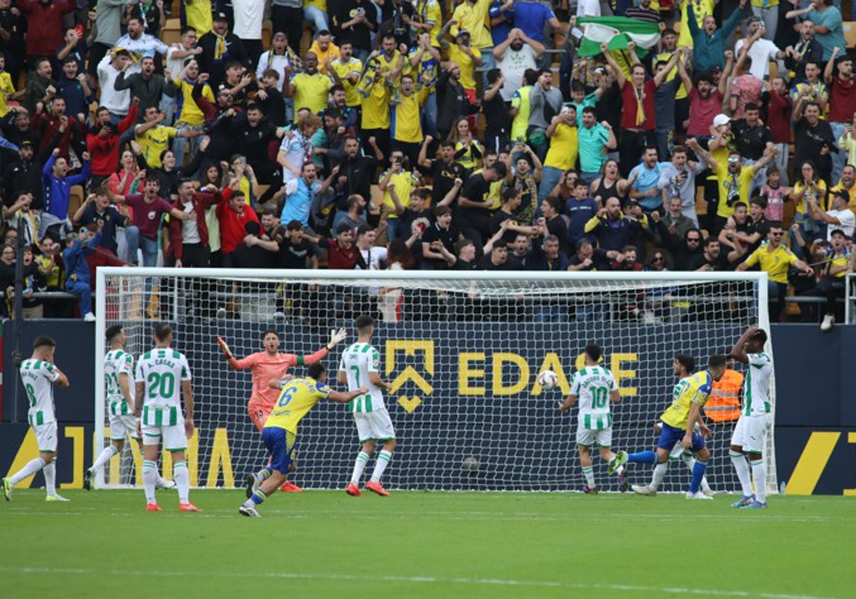 La plantilla del Córdoba reacciona tras el primer gol de penalti ante el Cádiz