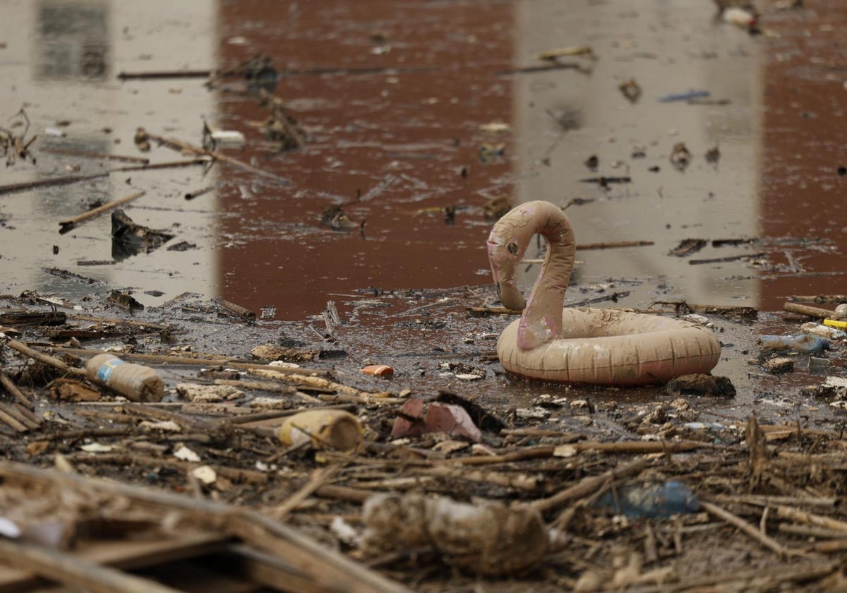 Un flotador infantil en una zona arrasada por la DANA en Paiporta (Valencia), donde se ha rescatado a la bebé