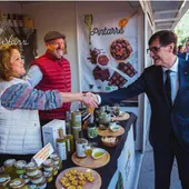 Junts, ERC y la CUP, contra Illa por promocionar el aceite de Jaén