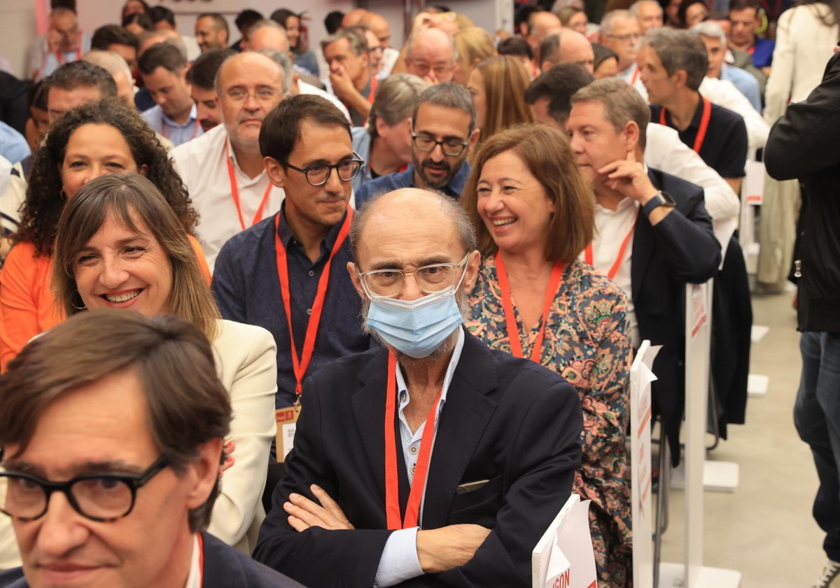 Javier Lambán, con mascarilla, detrás de Salvador Illa y delante de Francina Armengol, durante la reunión del Comité Federal del PSOE de septiembre