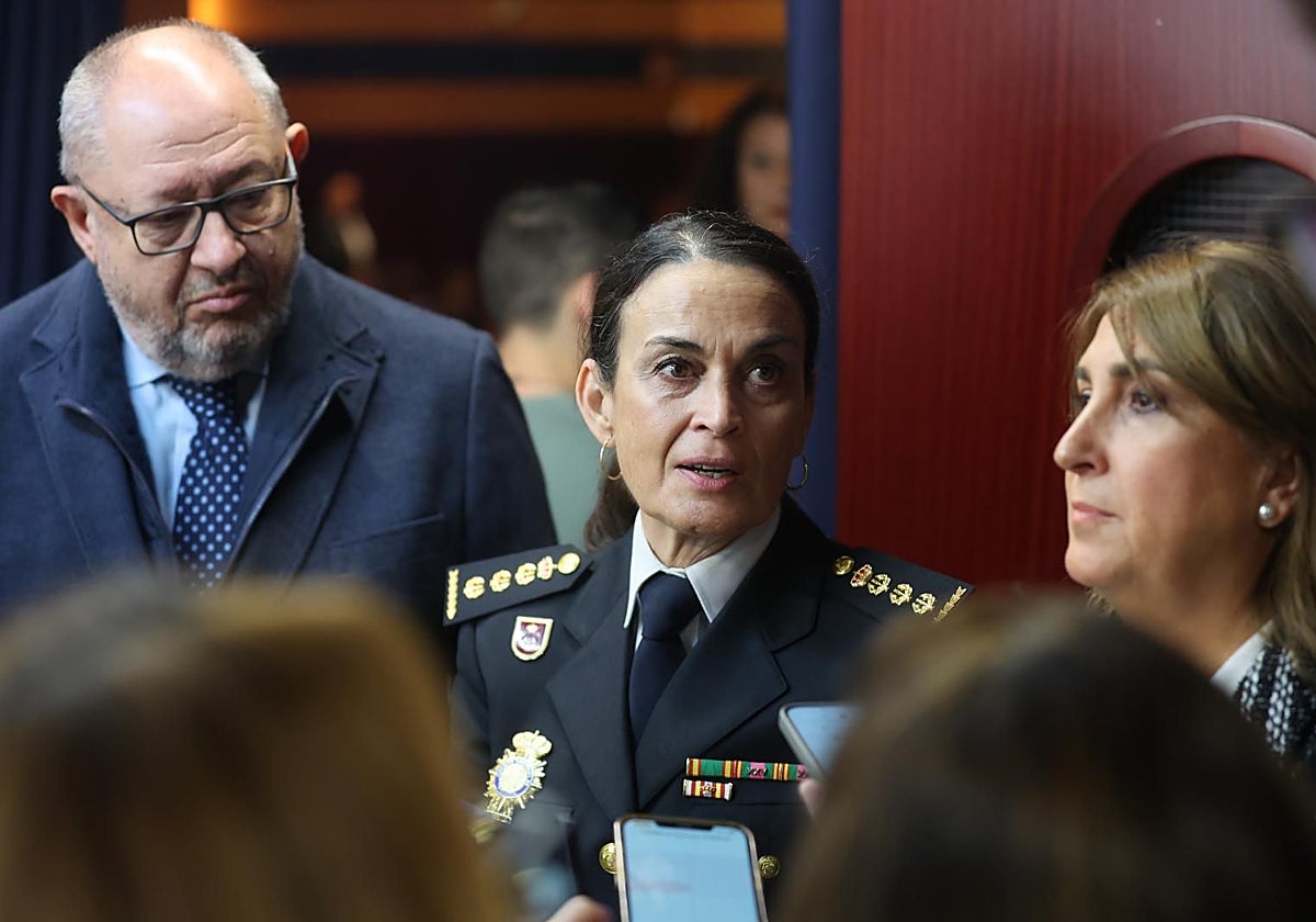 En el centro, la comisaria María Dolores López, el rector Manuel Torralbo y la subdelegada Ana López