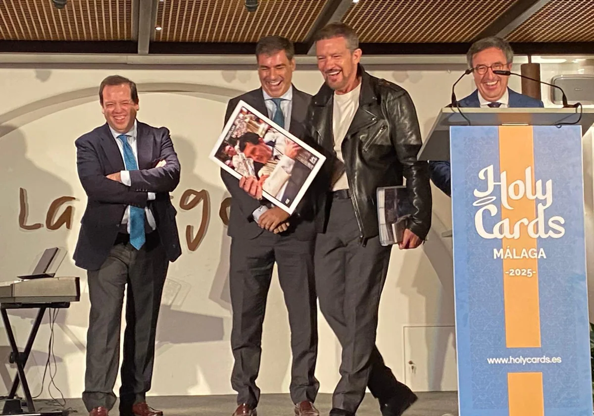 El actor Antonio Banderas recibe el álbum completo de las HolyCards de Málaga