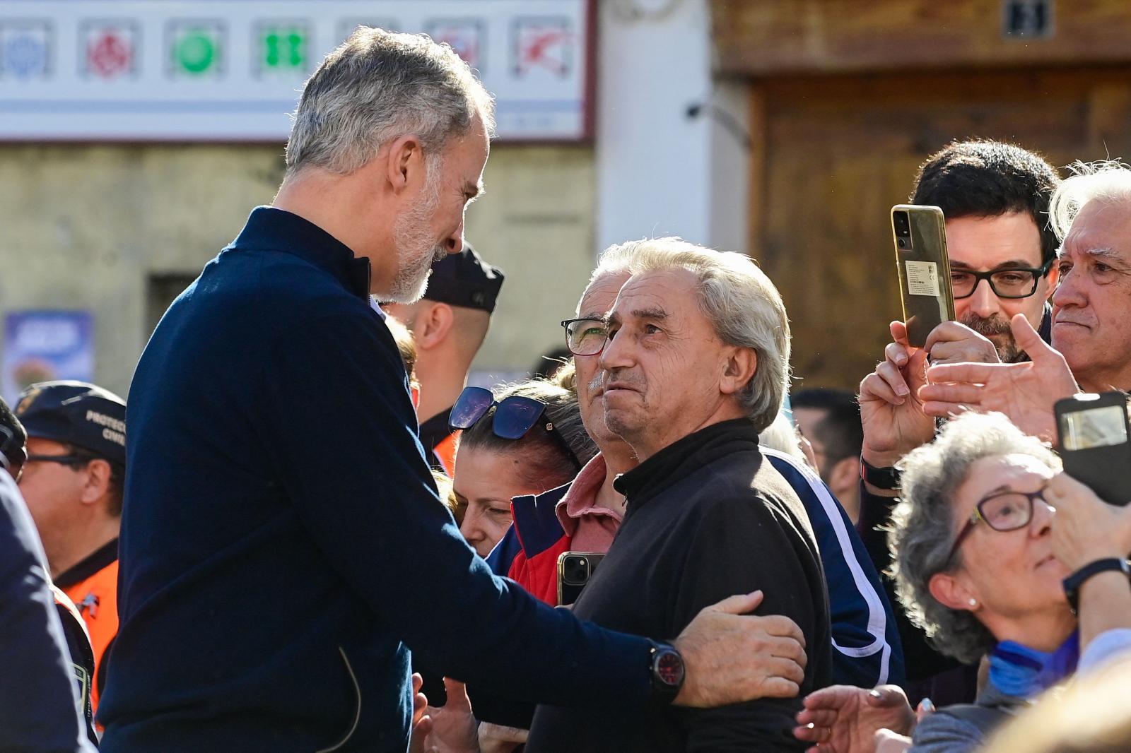 Felipe VI mantiene una conversación con un vecino de la localidad