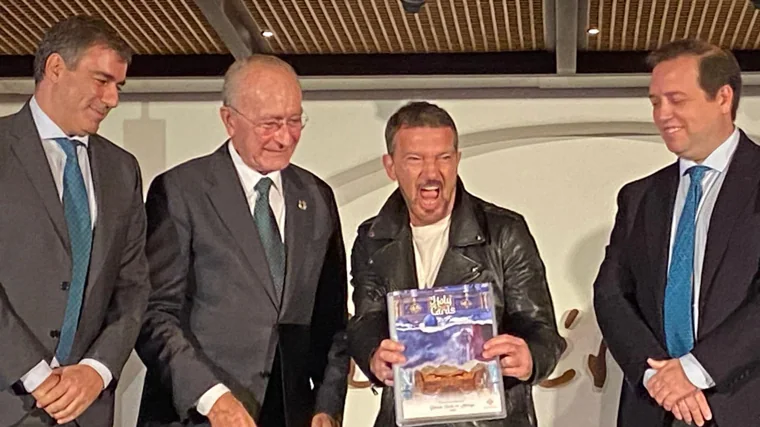 El actor Antonio Banderas recibe el álbum completo de las HolyCards de Málaga