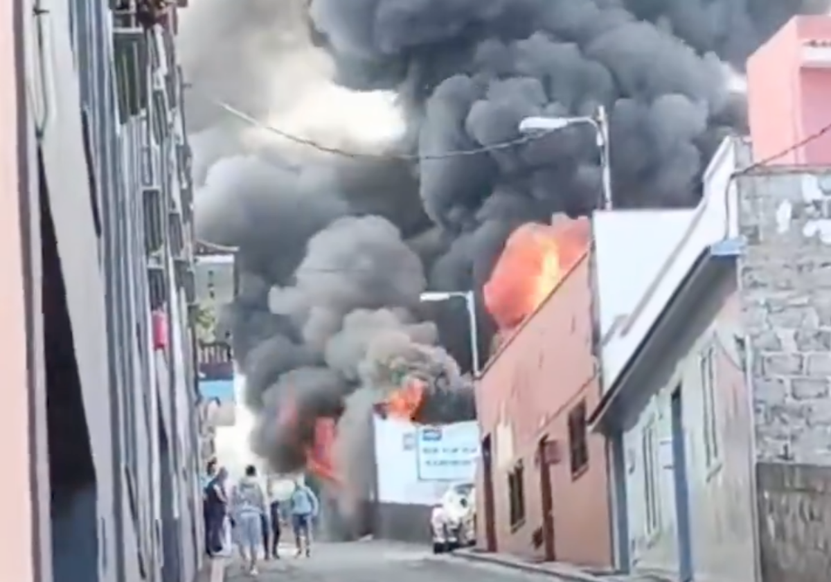 Intensa columna de humo en el incendio del almacén de una ferretería en Camino La Arveja, La Orotava