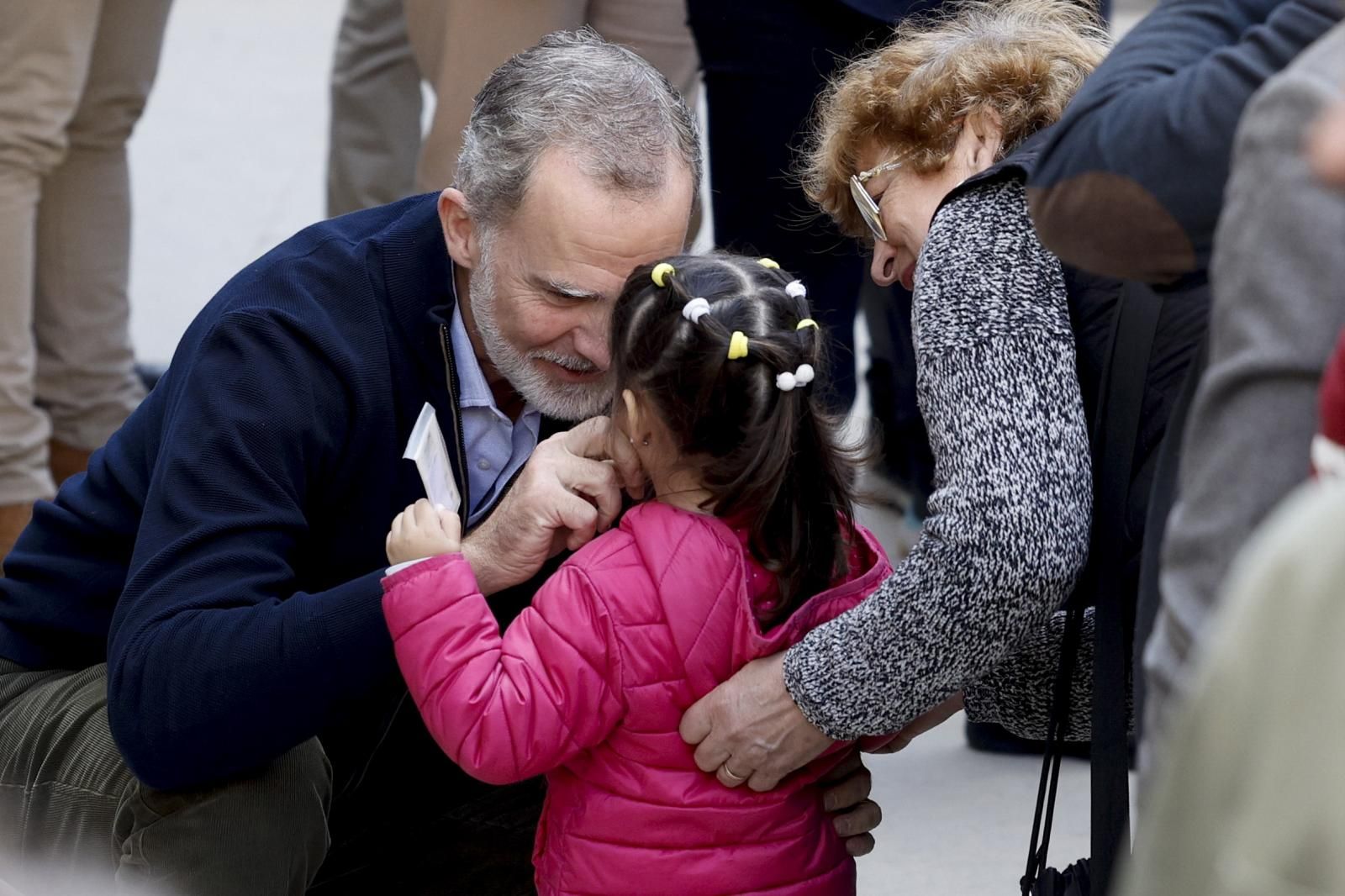 Felipe VI se encuntra con un niña en Chiva