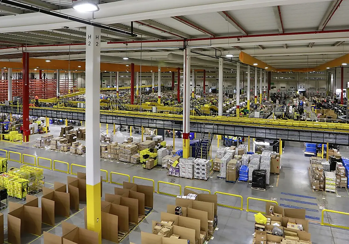 Imagen de archivo del interior de un almacén de AMAZON