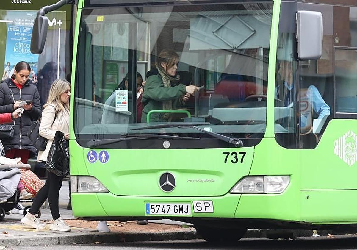 Pasajeros subiendo a un autobús de Aucorsa