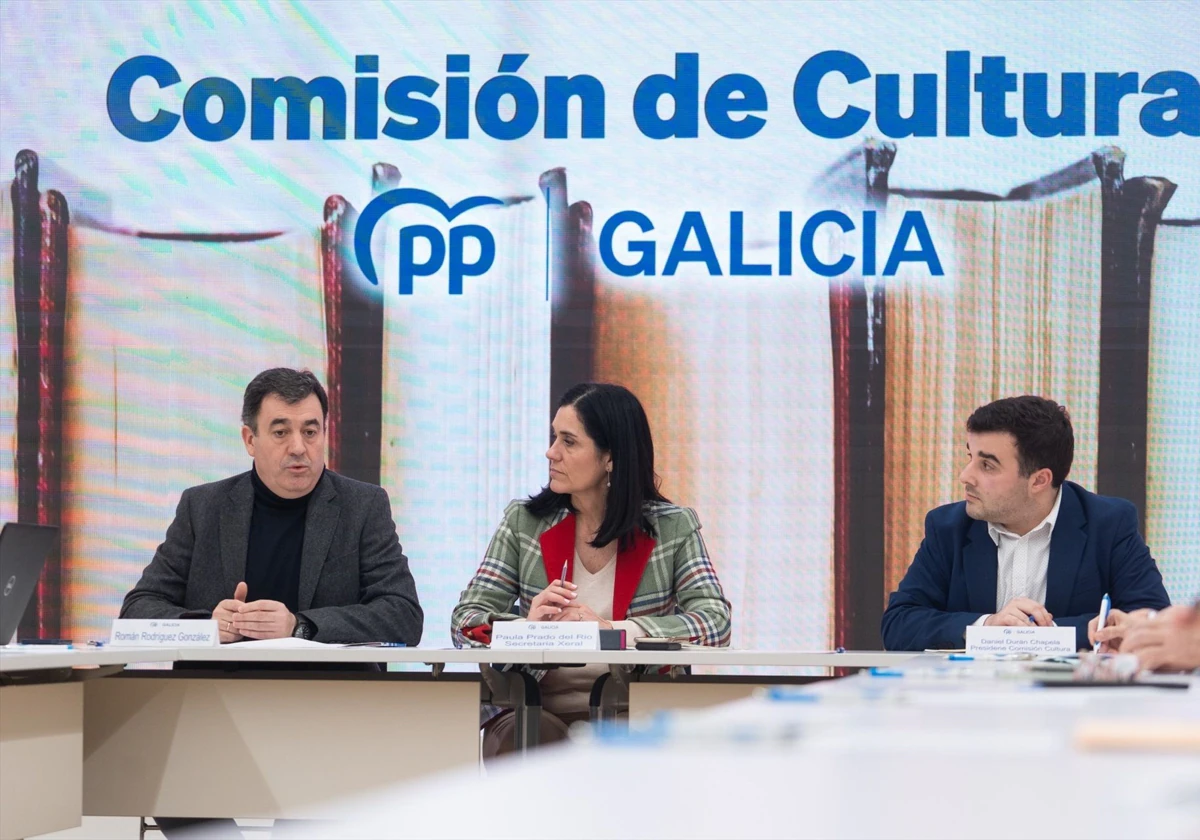 Román Rodríguez (izq.), Paula Prado (centro) y Daniel Chapela (derecha) en la comisión de Cultura del PPdeG