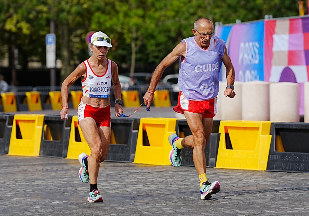 Los atletas Carmen Paredes y Lorenzo Sánchez, durante una prueba