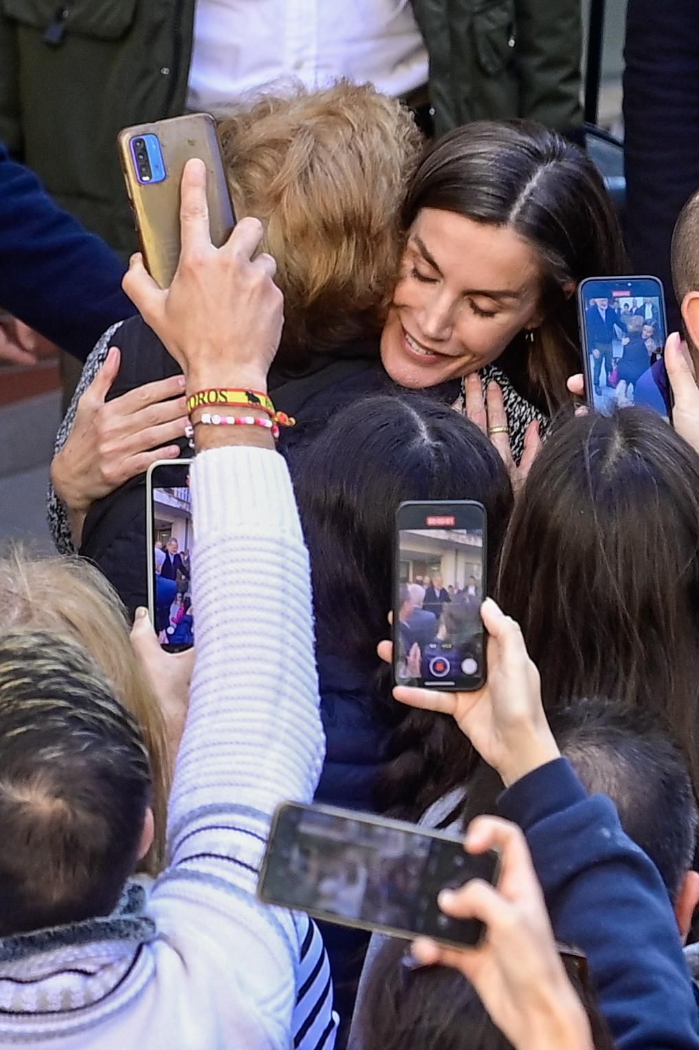 La reina Letizia abraza a una mujer en Chiva