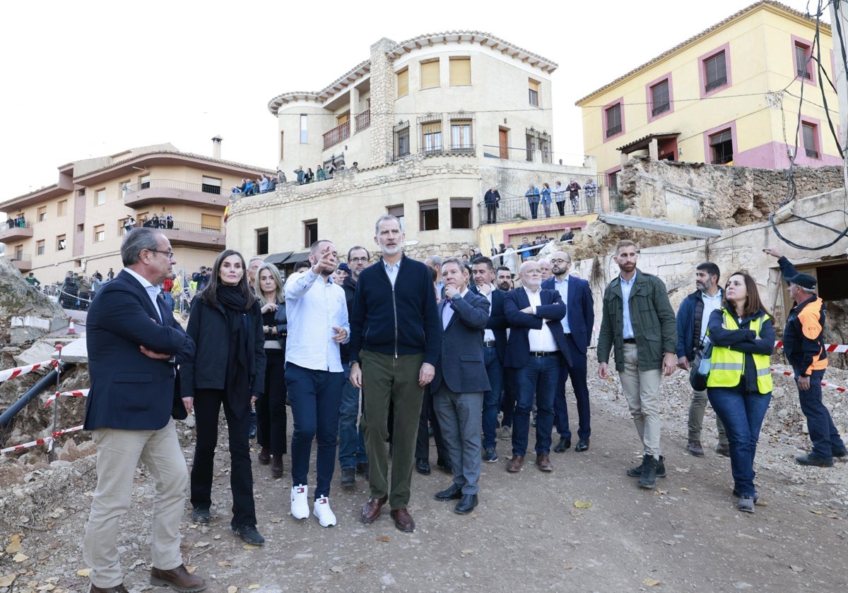 Los Reyes en el casco viejo de Letur (Albacete), acompañados por el alcalde y el presidente regional