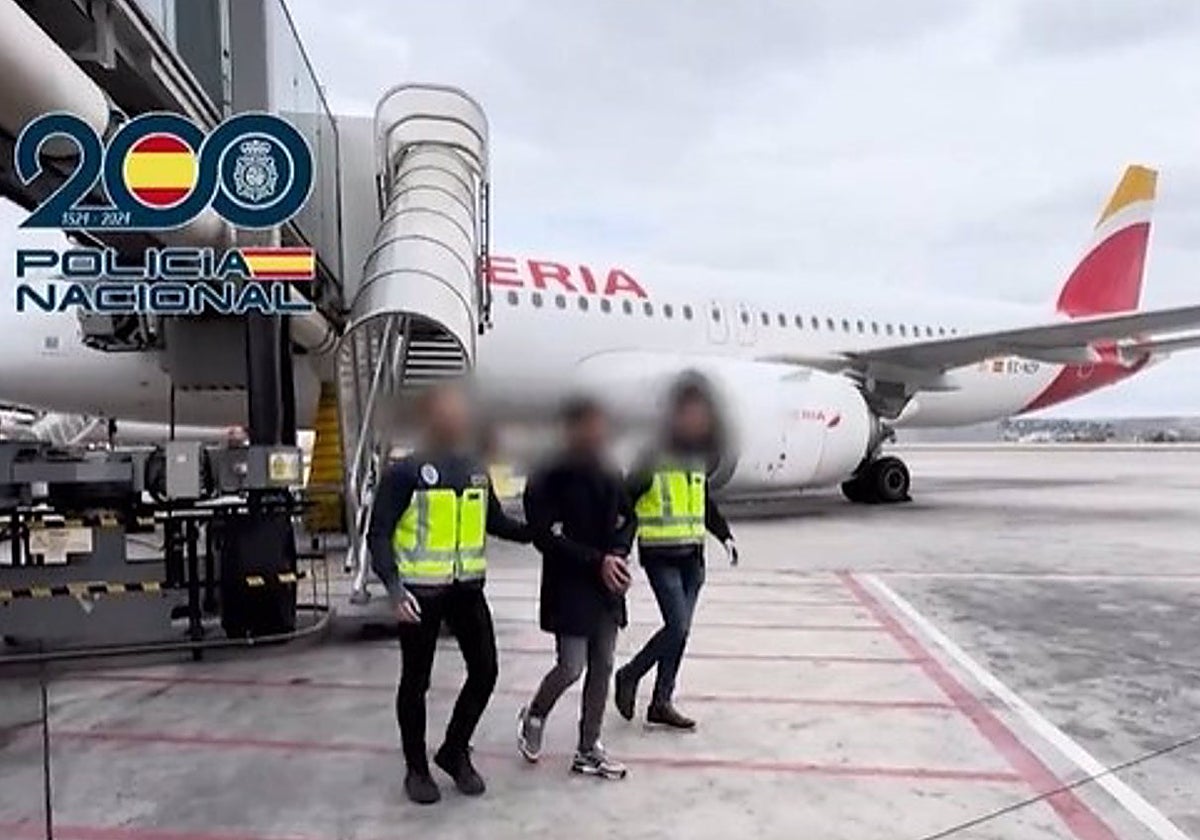 Imagen de la llegada del detenido a España, acompañado por dos agentes de la Policía Nacional