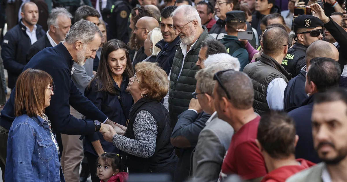 Los Reyes visitan Chiva, Utiel y Letur para que los afectados por la DANA sientan que «España está con ellos»