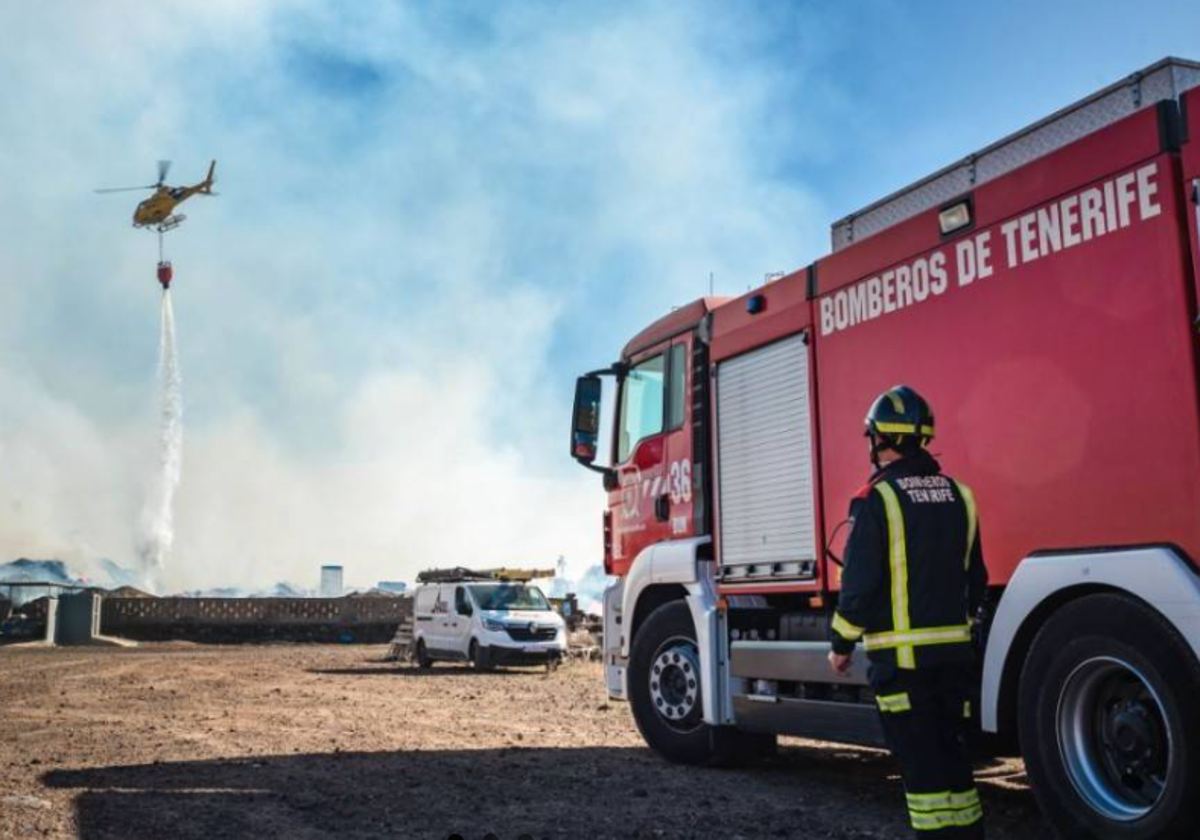 Bomberos de Tenerife en foto de archivo