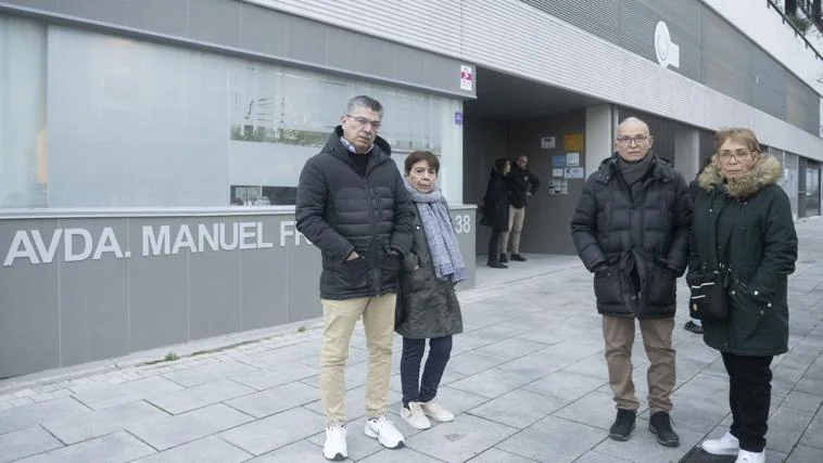 Familiares del matrimonio afectado delante del bloque