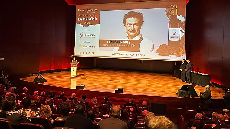 Momento de entrega del premio al cocinero toledano Pepe Rodríguez