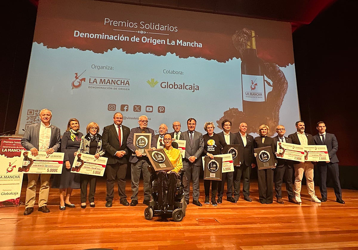 Foto de familia de todos los galardonados en la gala de los Premios Solidarios de la DO La Mancha