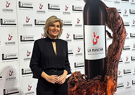 Imagen secundaria 1 - Arriba: el humorista Millán Salcedo, junto a Pedro Puig Pérez, presidente de Aldeas Infantiles/Abajo a la izquierda: la periodista Sandra Golpe/Abajo a la derecha: la deportista Teresa Perales