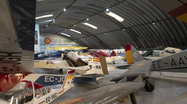 Imagen antes - Los aviones amontonados en el hangar de Cuatro Vientos y una simulación del cómo será el hangar único de Getafe