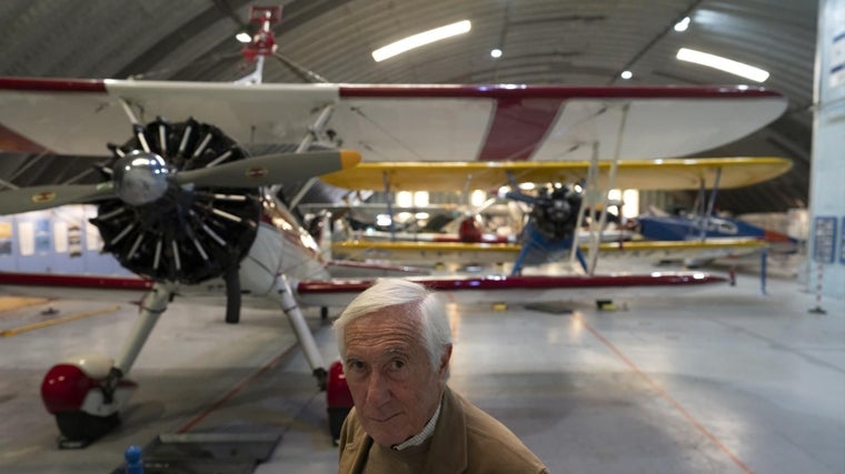 El presidente de la FIO, Carlos Valle, junto a un Boeing Stearman Kaydet