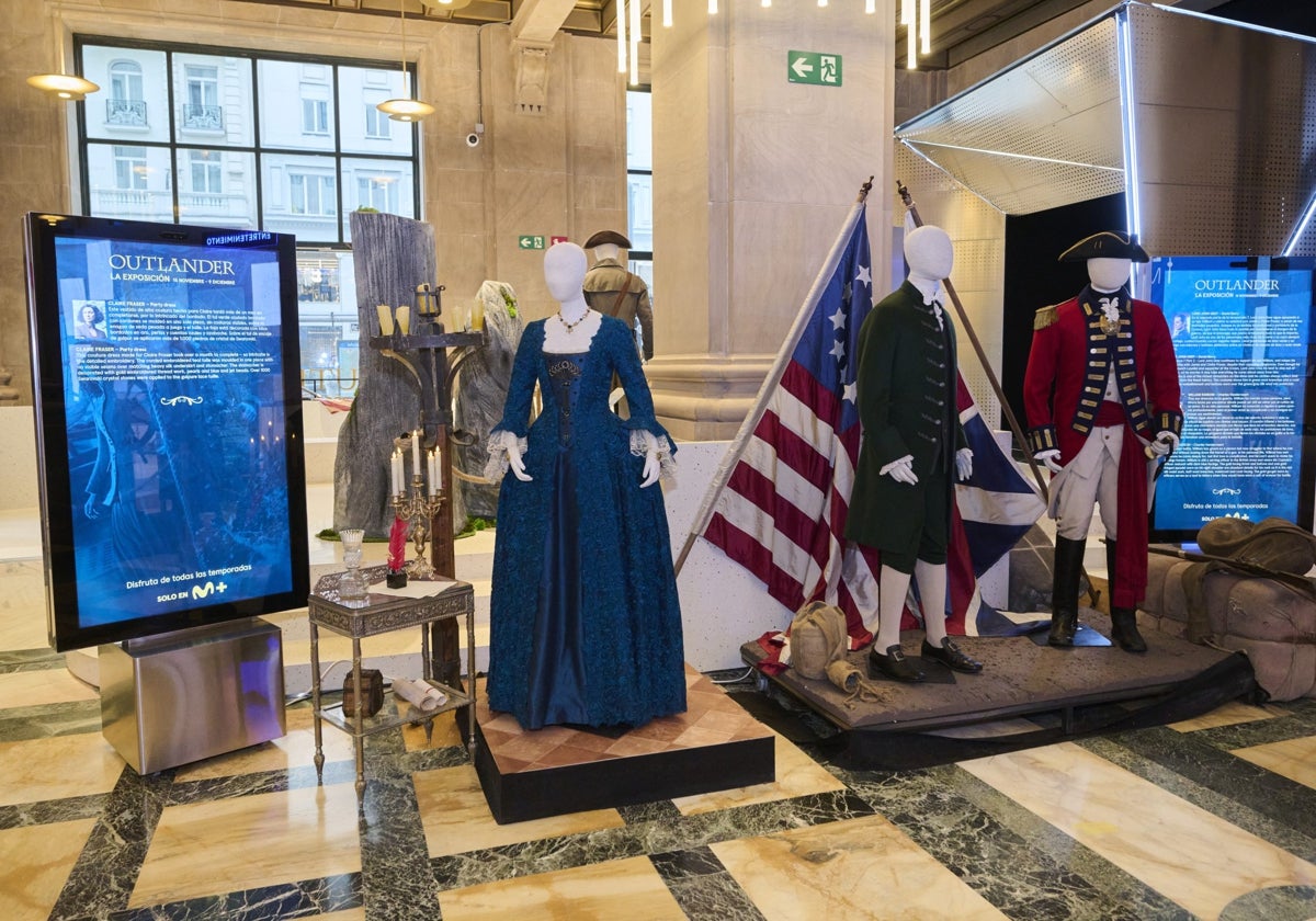 Tres de los ochos trajes de la exposición en el Espacio Movistar