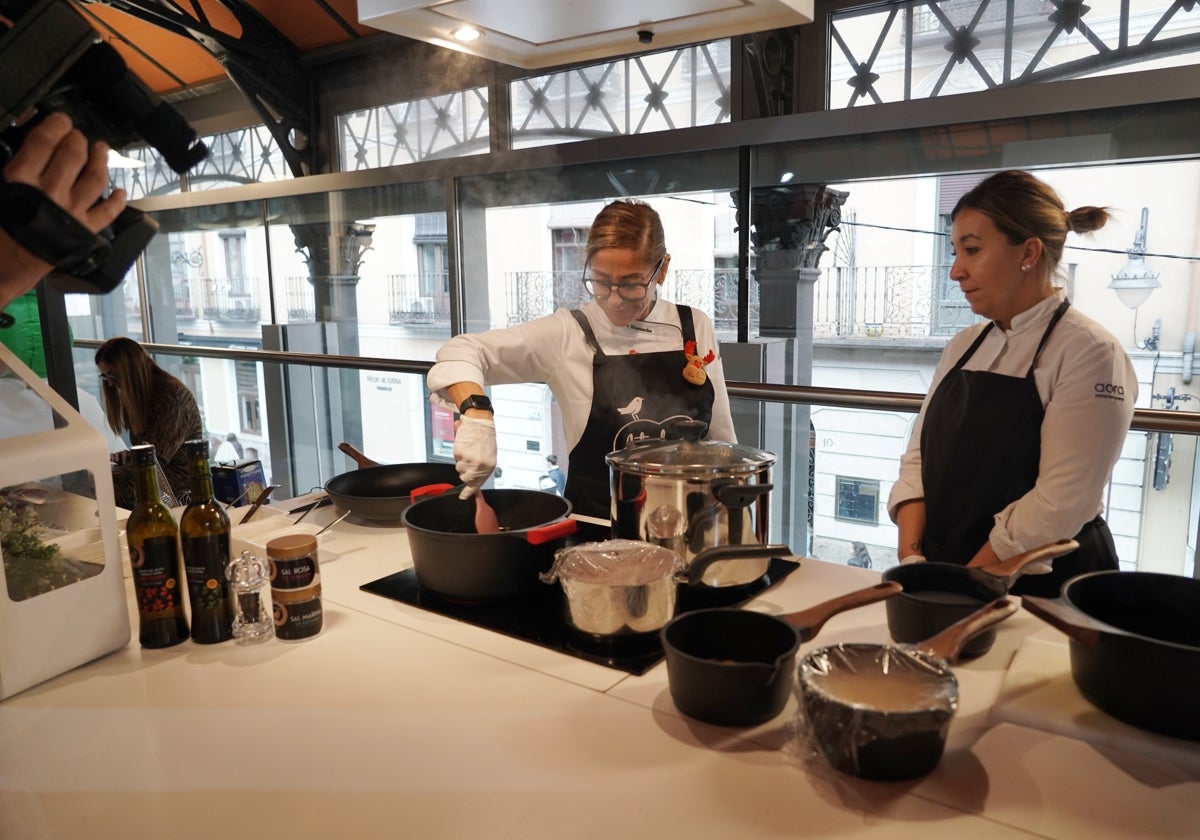 La cocinera Bárbara Buenache elabora un menú en el mercado del Val de Valladolid