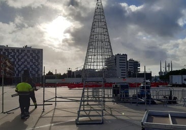 Badalona enciende su árbol de Navidad de 42 metros: horario, dónde está y cómo ir a verlo