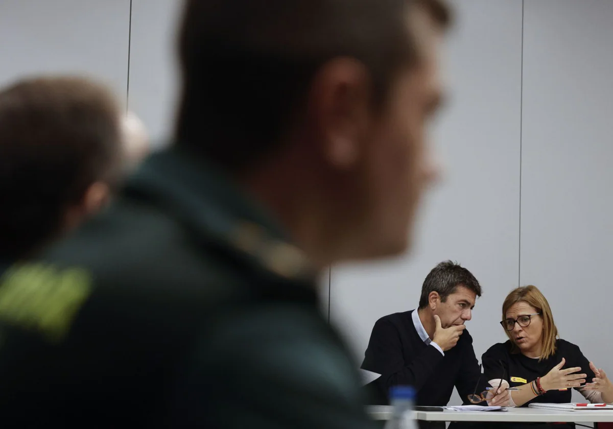 Imagen de archivo del presidente de la Generalitat Valenciana, Carlos Mazón, y la delegada del Gobierno, Pilar Bernabé, en una reunión del Cecopi