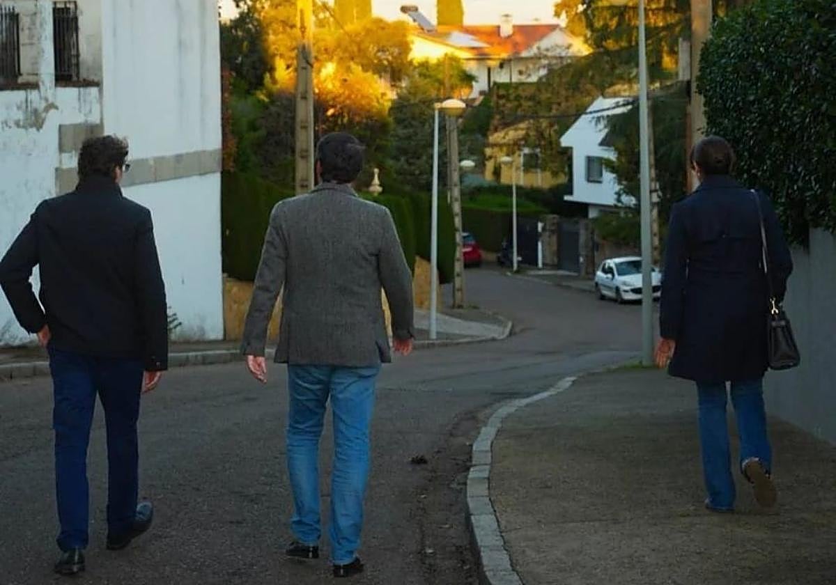 Bellido, en el centro de espaldas, junto a los vecinos de la zona camina por algunas calles afectadas en El Brillante