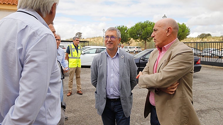 El secretario de Estado de Medio Ambiente, Hugo Morán, junto al presidente de la CHG, Samuel Moraleda