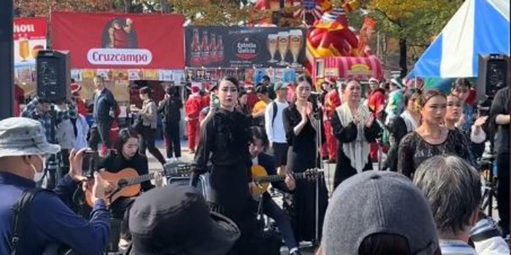 Paella, jamón y Cruzcampo: un japonés enseña la  Feria de España  en Tokio