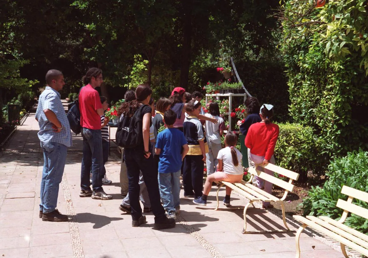 Un grupo de niños en el Jardín Botánico