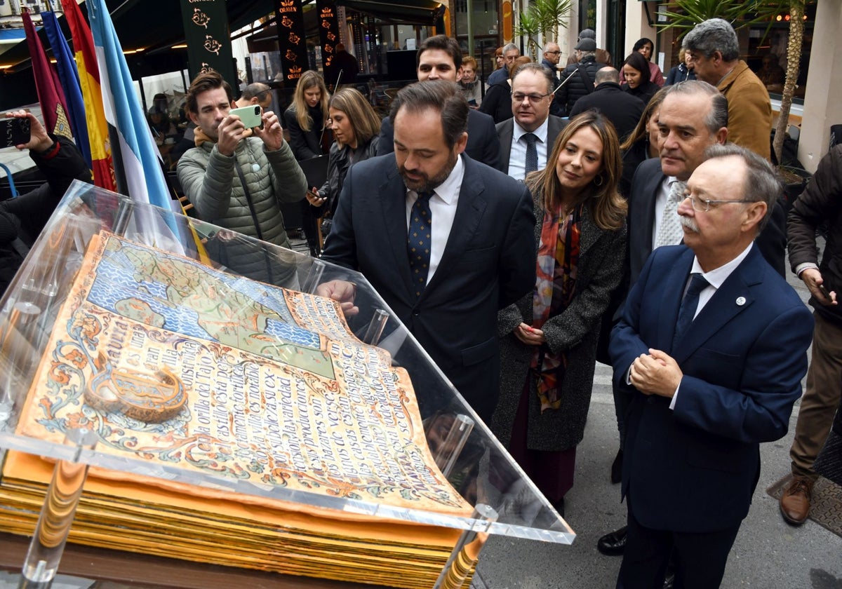 Paco Núñez y José Julián Gregorio junto al presidente-alcalde de Ceuta, Juan Jesús Vivas