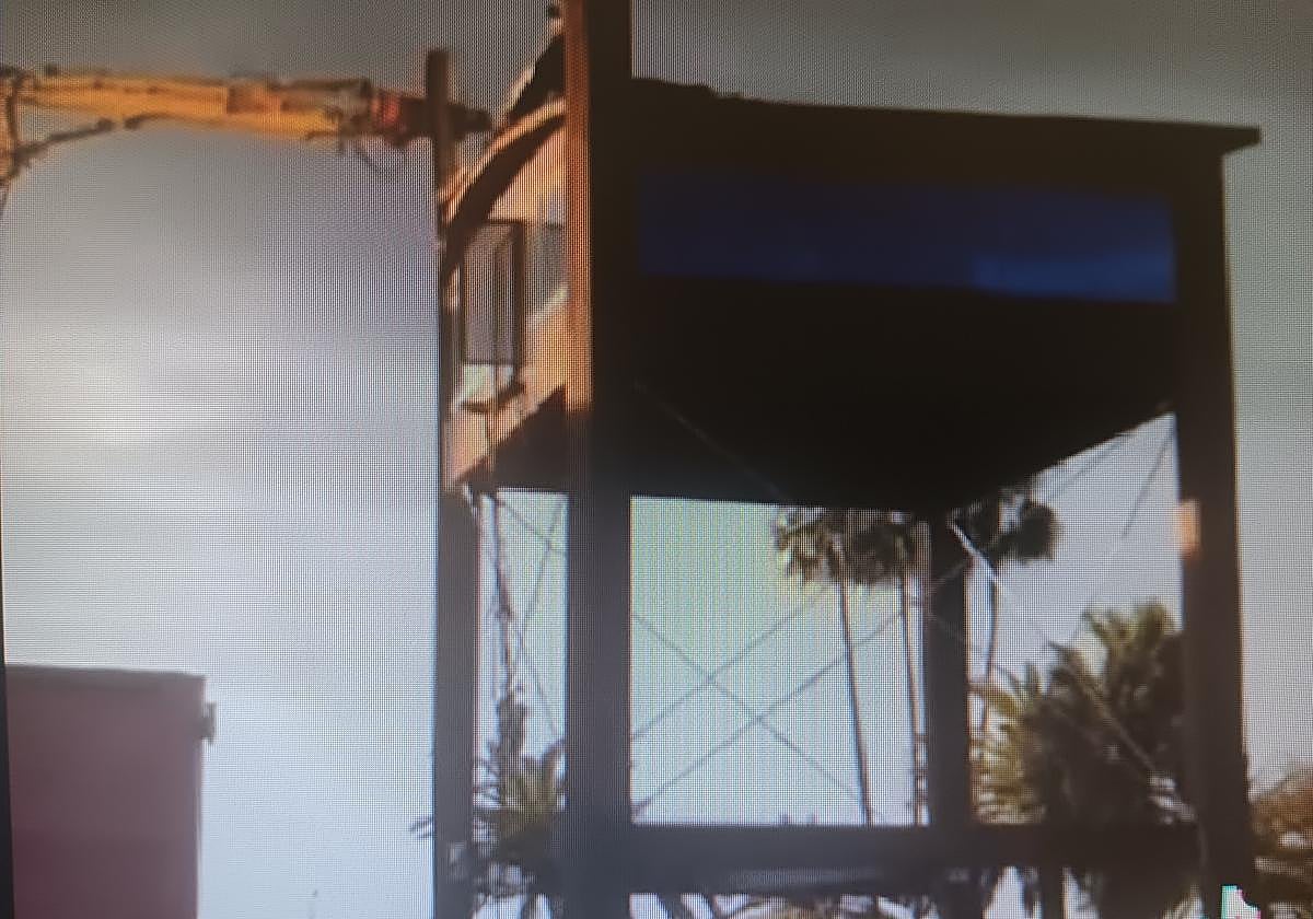 Captura de un vídeo del derribo de la silla gigante de Lucena