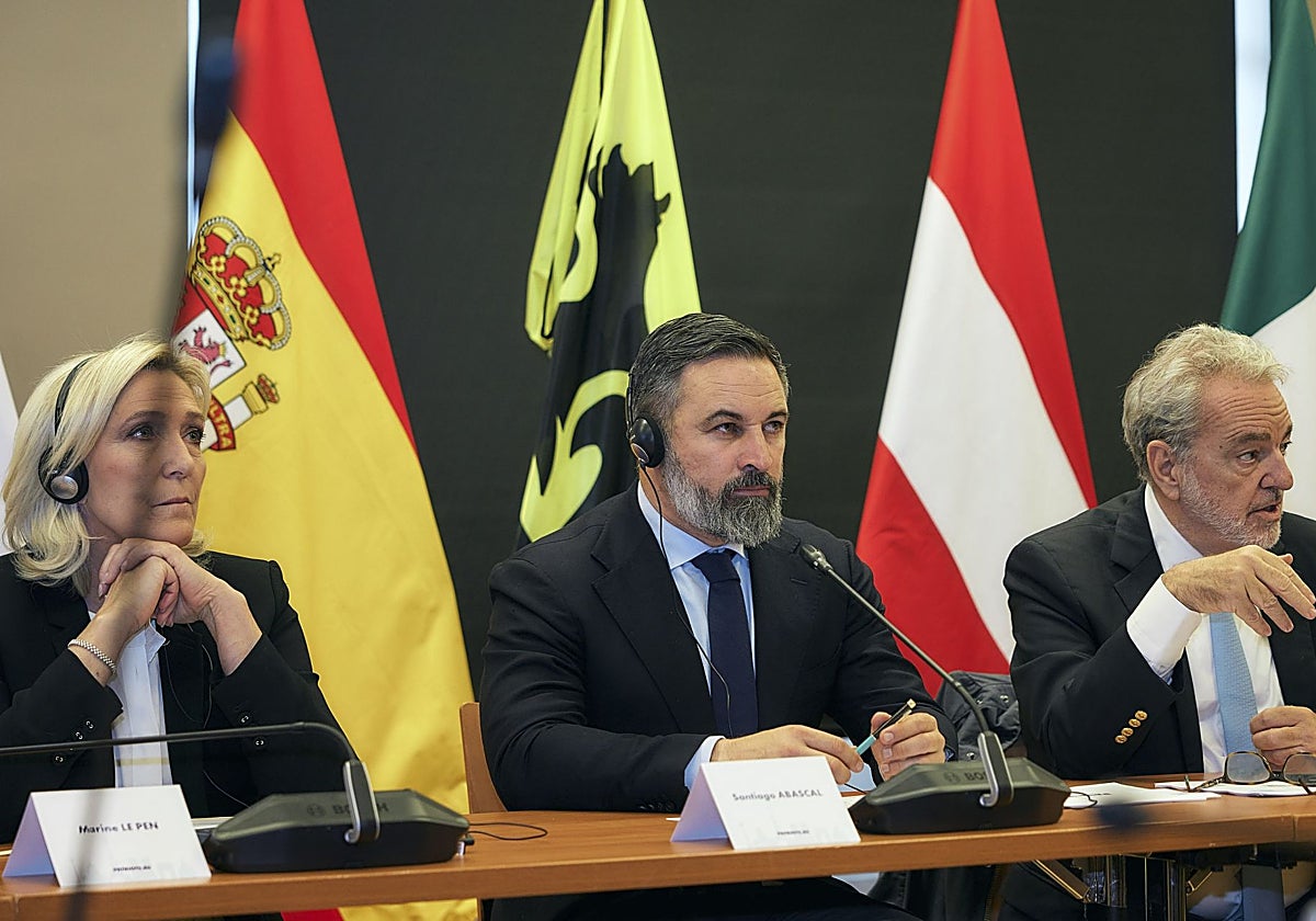 Santiago Abascal junto a Marine Le Pen en la asamblea de Patriots en París