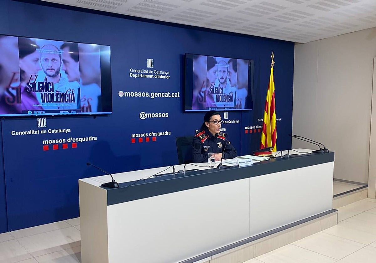 La inspectora Montserrat Escudé, durante la rueda de prensa para explicar los datos de violencia machista en Cataluña