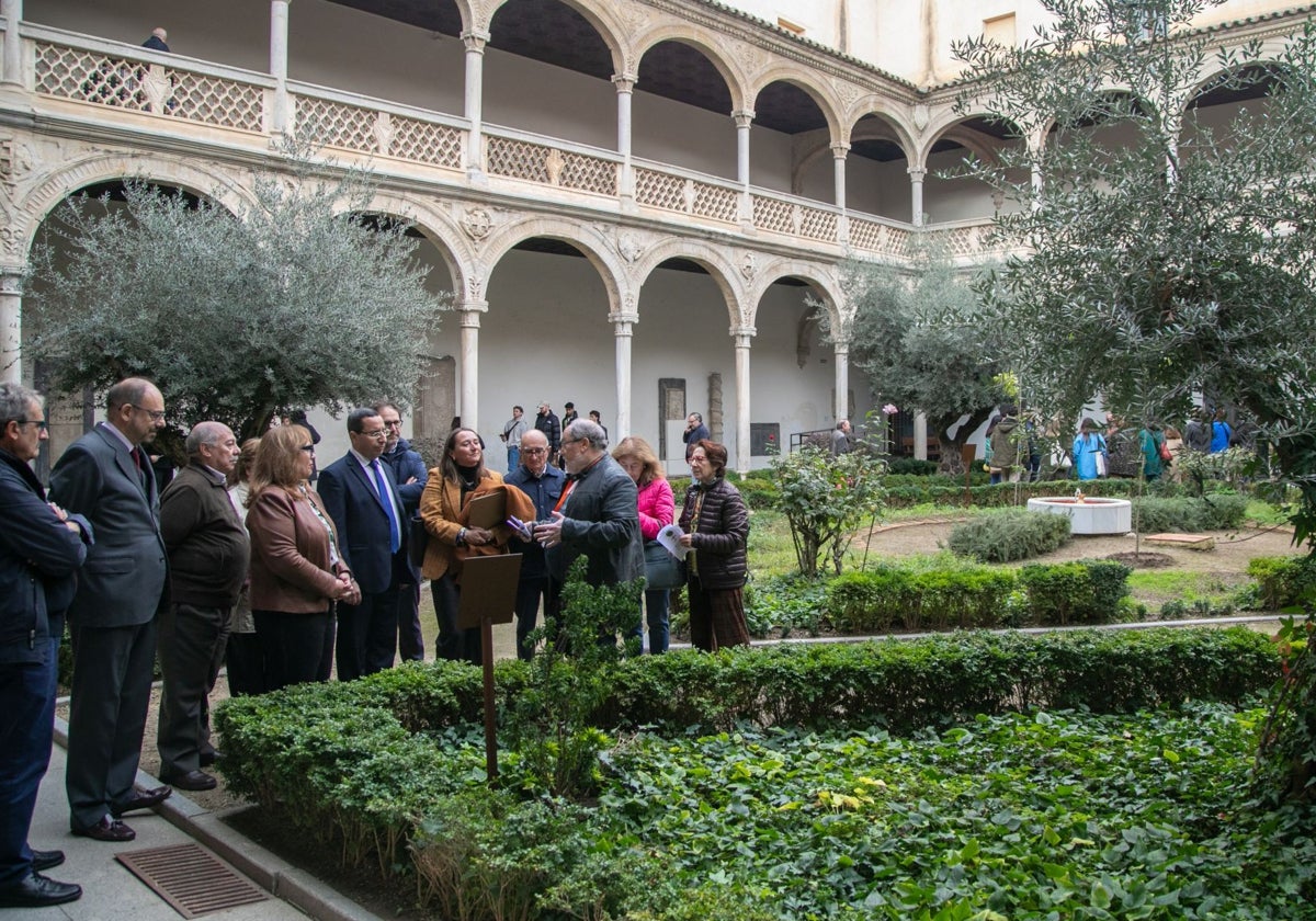 La viceconsejera Carmen Olmedo, junto a algunas de las autoridades en el claustro del Museo Santa Cruz