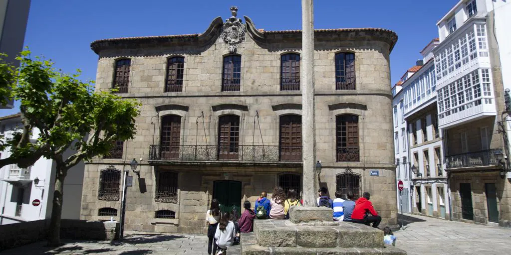 La familia Franco propone a la Xunta de Galicia un convenio para la apertura de la Casa Cornide