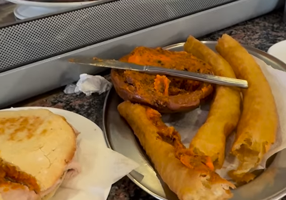 Churros con zurrapa para desayunar en una churrería malagueña