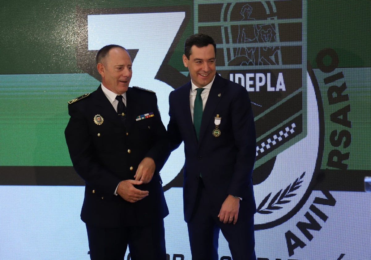 Juanma Moreno tras recibir la medalla al mérito del colectivo policial