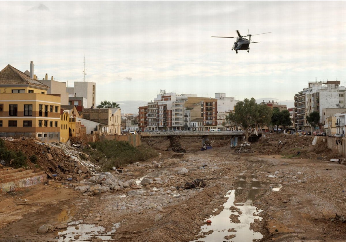 Un helicóptero sobrevuela una zona afectada por la riada de la DANA en Paiporta (Valencia), este viernes